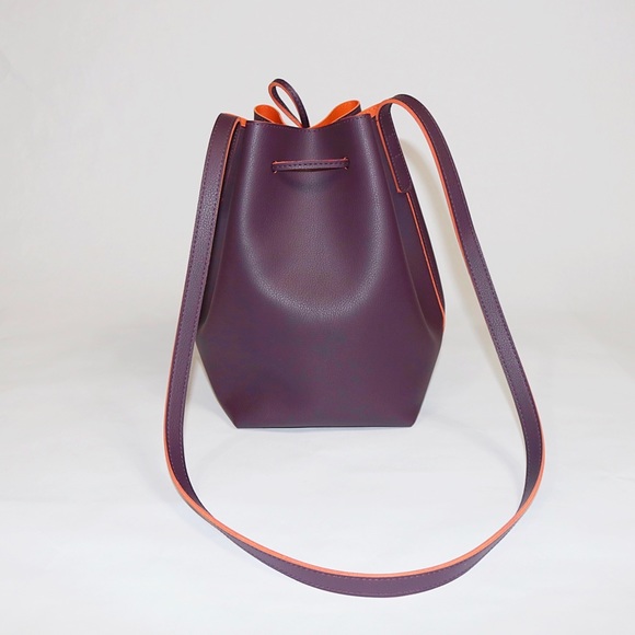 SOLD! ❤️ Bella Bucket Crossbody Bag with Clutch - Picture 3 of 7